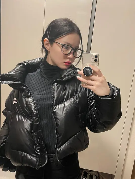 Gaya OOTD kasual Lee Hi serba hitam ini pun bisa jadi pilihan. Dirinya bahkan melengkapi penampilan dengan kacamata frame hitam serta jepitan rambut dan pop socket hp dengan warna senada. (Liputan6.com/IG/@leehi_hi)