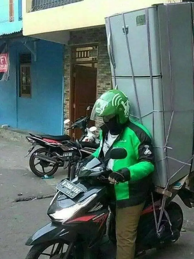 Bikin Khawatir, 8 Potret Driver Ojek Online Lagi Bawa Perabot Rumah Tangga