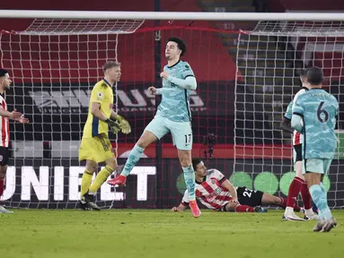 Pemain Liverpool, Curtis Jones, melakukan selebrasi usai mencetak gol ke gawang Sheffield United pada laga Liga Inggris di Stadion Bramall Lane, Minggu (28/2/2021). Liverpool menang dengan skor 2-0. (Oli Scarff, Pool via AP)