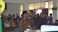 Gubernur Bengkulu Junaidi Hamsyah di depan persidangan (Liputan6.com/Yuliardi Hardjo Putra)