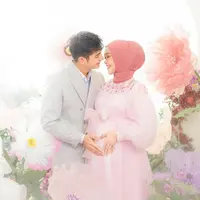 Pada kesempatan ini, Ria Ricis tampil manis dengan konsep cewek kue, baju warna pastel terlihat mendominasi dengan nuansa warna yang menyegarkan.