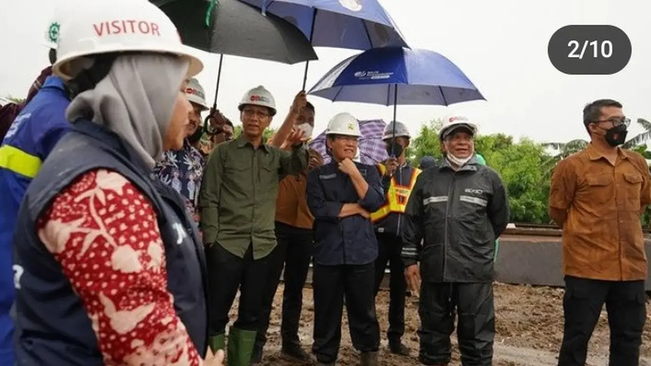 Antisipasi cuaca ekstrem, Pj Gubernur DKI Heru Budi Hartono mengecek rumah pompa di Jakarta Timur