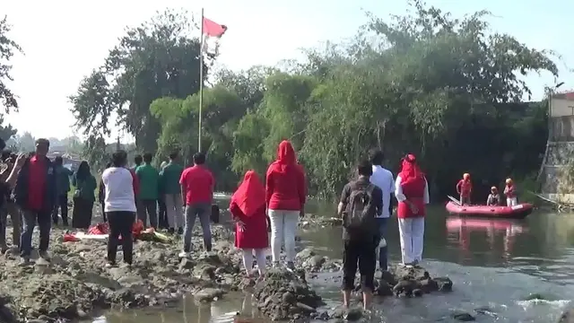 Relawan Lingkungan Gelar Upacara HUT ke-78 Kemerdekaan RI di Sungai Ciliwung