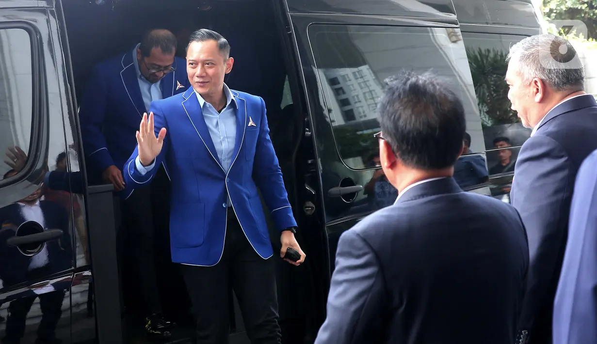 Ketua Umum Partai Demokrat Agus Harimurti Yudhoyono atau AHY (kiri) tiba untuk bertemu Ketua Umum Partai Nasdem Surya Paloh di Kantor DPP Nasdem, Jakarta, Kamis (23/6/2022). Pertemuan keduanya untuk melakukan komunikasi dalam rangka penjajakan koalisi menjelang Pemilu 2024. (Liputan6.com/Angga Yuniar)