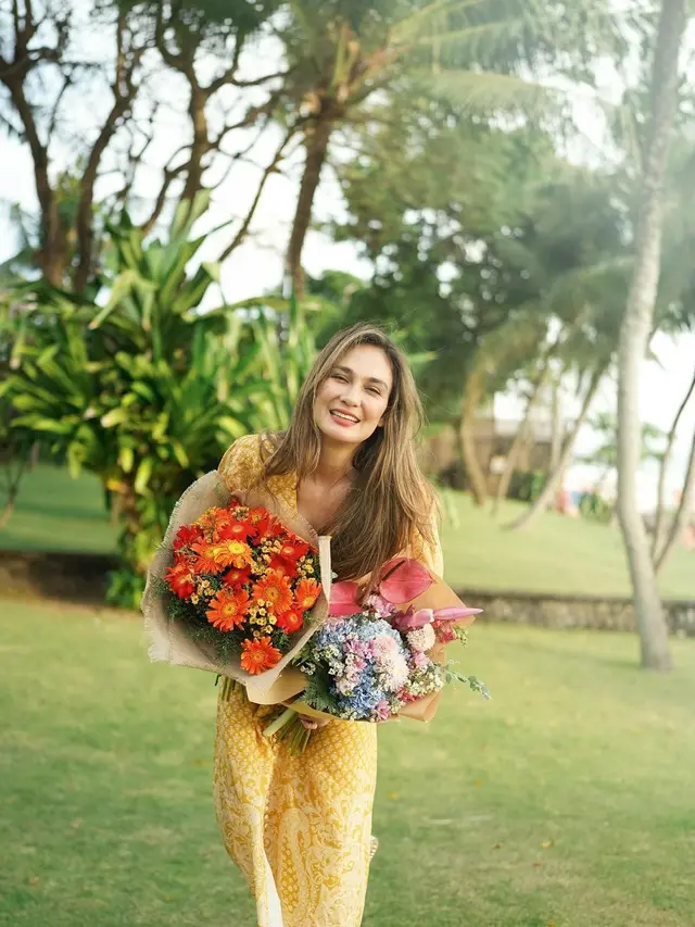 Cantiknya Luna Maya di Momen Ulang Tahun ke-39, Tampil Kenakan Dress Mahal
