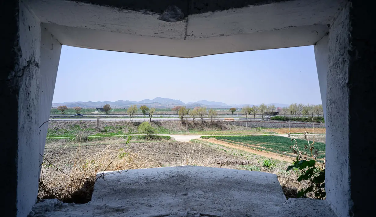 Dari balik jendela kafe, pengunjung bisa melihat jalan Jayu-ro, yang juga sebagai Freedom Road atau Jalan Kemerdekaan. Tampak dalam foto yang diambil pada tanggal 24 April 2025 memperlihatkan pemandangan yang terlihat dari dalam bunker di halaman kafe Daonsoop. (ANTHONY WALLACE/AFP)