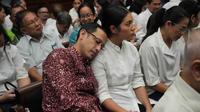 Mantan Menteri Pendidikan, Kebudayaan, Riset, dan Teknologi (Mendikbudristek), Nadiem Anwar Makarim, nan juga salah satu pendiri platform pembayaran dan perusahaan transportasi daring di Indonesia, duduk di sebelah istrinya, Franka Franklin Makarim, sebelum dimulainya sidang pembacaan tuntutan di Pengadilan Tindak Pidana Korupsi Jakarta, Rabu 13 Mei 2026. (AP Photo/Tatan Syuflana)