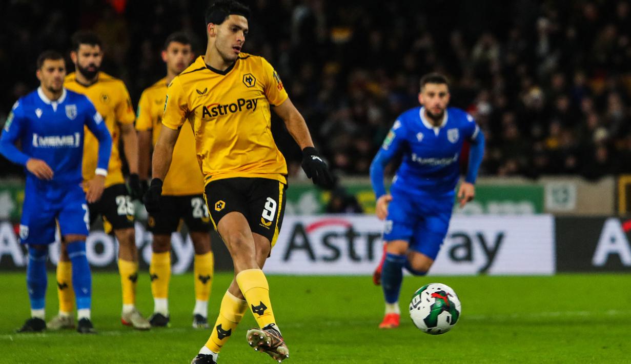 Gol pertama Wolves diciptakan oleh Raul Jimenez pada menit ke-77 melalui eksekusi tendangan dua belas pas. Skuad asuhan Julen Lopetegui mendapat hadiah penalti setelah Cheye Alexander melanggar Hwang Hee-chan di kotak terlarang. (AFP/Geoff Caddick)