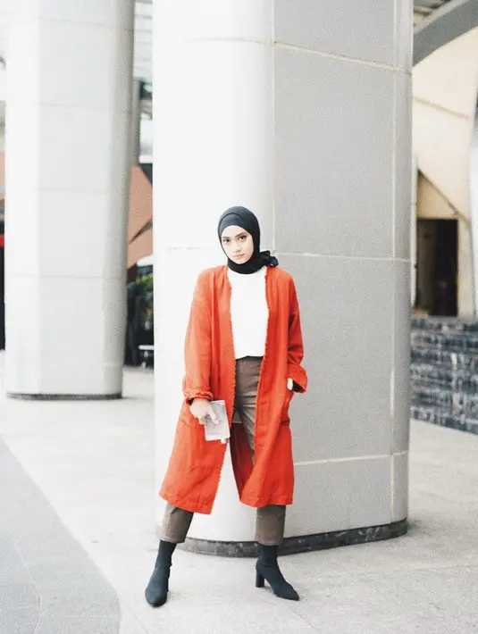 Oranye, hitam, putih hingga coklat, warna OOTD Ayudia ini bisa jadi inspirasi penampilan anak muda masa kini. Tak heran jika banyak yang memuji penampilan ibu dari Dia Sekala Bumi ini. (Liputan6.com/IG/@ayudiac)