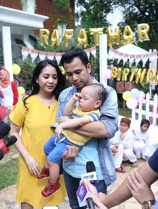 Begitu juga dengan tradisi tiup lilin yang dilakukan oleh keluarganya. Bertepatan hari jadi Rafathar, tengah malam saat sedang tertidur dibangunkan untuk meniup lilin. (Nurwahyunan/Bintang.com)