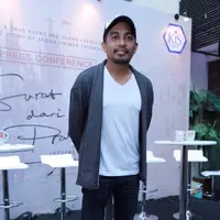 Untuk kedua kalinya, penyanyi Glenn Fredly bekerja sama dengan suradara Angga Dwimas Sasongo. Sebelumnya dalam film 'Filosofi Kopi' yang dirilis tahun lalu.(Galih W Satria/Bintang.com)
