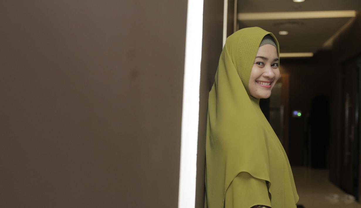 Ikke Nurjanah tersenyum saat sedang di potert. Senyumnya sangat cantik sekali. Ikke yang berbusana hijab syar'i memang tampil sangat memesona. Penampilannya kini buat siapa saja yang melihatnya menjadi adem. (KapanLagi.com/Muhammad Akrom Sukarya)