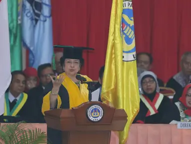 Presiden Kelima RI, Megawati Soekarnoputri menyampaikan pidatonya setelah menerima gelar Doctor Honoris Causa dari Universitas Negeri Padang (UNP), Rabu (27/9). Kali ini merupakan pemberian gelar kelima bagi Megawati. (Liputan6.com/Helmi Fithriansyah)