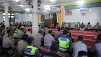 Personel Polres Kampar memperingati Isra Mikraj untuk mengingat bagaimana perintah salat wajib diturunkan kepada Nabi Muhammad SAW. (Liputan6.com/M Syukur)