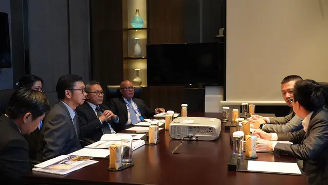 Menteri perdagangan (Mendag) Zulkifli Hasan bertemu Direktur Finansial NIO Steven Weng dan Wakil Presiden China Railway Rolling Stock Corporation - Electric Vehicle (CRRC EV) Zang Wei, Selasa (17/10/2023) di Beijing, Tiongkok. (Dok Kemendag)