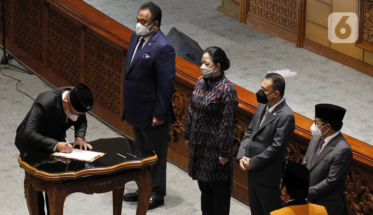 Lodewijk F. Paulus (kiri) menandatangani dokumen disaksikan pimpinan DPR saat dilantik menjadi Wakil Ketua DPR di Ruang Rapat Paripurna, Jakarta, Kamis (30/9/2021). Lodewijk F. Paulus dilantik sebagai Wakil Ketua DPR Bidang Politik dan Keamanan menggantikan Azis Syamsuddin. (Liputan6.com/Johan Tallo