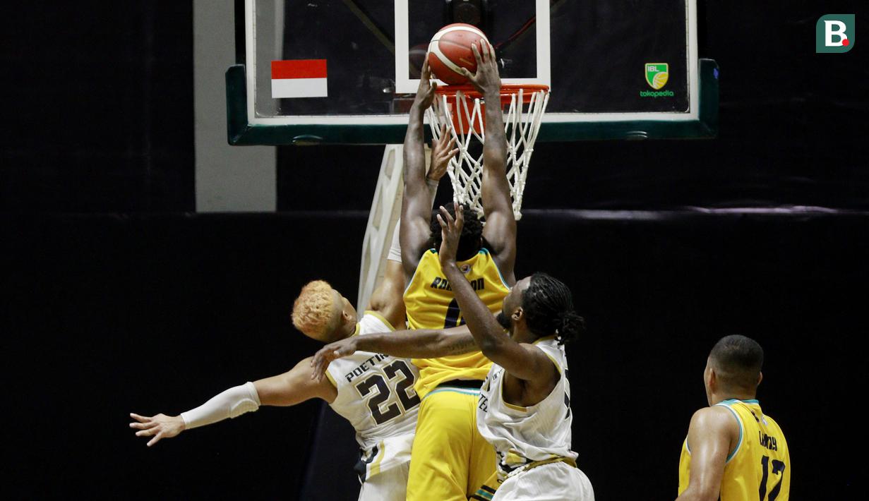 Dewa United Surabaya berhasil memetik kemenangan kedua di IBL 2022 usai menang tipis 66-64 atas Satya Wacana Salatiga di Hall Basket GBK, Jakarta, Selasa (18/1/2022). Sehari sebelumnya Dewa United Surabaya juga menang atas Bima Perkasa Jogja di laga perdana. (Bola.com/M Iqbal Ichsan)
