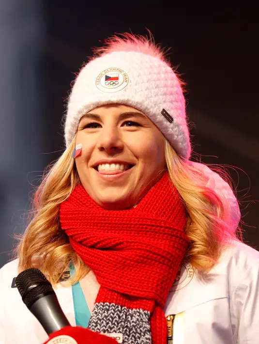 Altet Olimpiade Musim Dingin Ester Ledecka berada di atas panggung saat acara penyambutannya di Old Town Square di Praha, Ceko (26/2). (AP Photo / Petr David Josek)