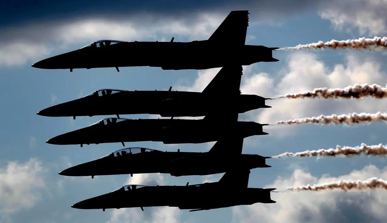 Tim Blue Angels dari Angkatan Laut AS membentuk formasi saat melakukan aksi Aerobatik di Brunswick, Maine (26/8). (AP Photo / Robert F. Bukaty)