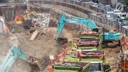 Sejumlah alat berat Ekskavator melakukan proses pengerukan pembuatan terowongan di proyek Underpass Mampang, Jakarta, Kamis (14/9). Proyek ini  ditargetkan selesai pada ditargetkan rampung pada akhir 2017. (Liputan6.com/Faizal Fanani)