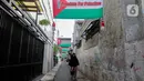 Sejumlah bendera Palestina terpasang di Palmerah, Jakarta Barat, Sabtu (11/11/2023). Pemasangan puluhan bendera tersebut sebagai bentuk dukungan terhadap Palestina yang terus digempur Israel. (Liputan6.com/Angga Yuniar)