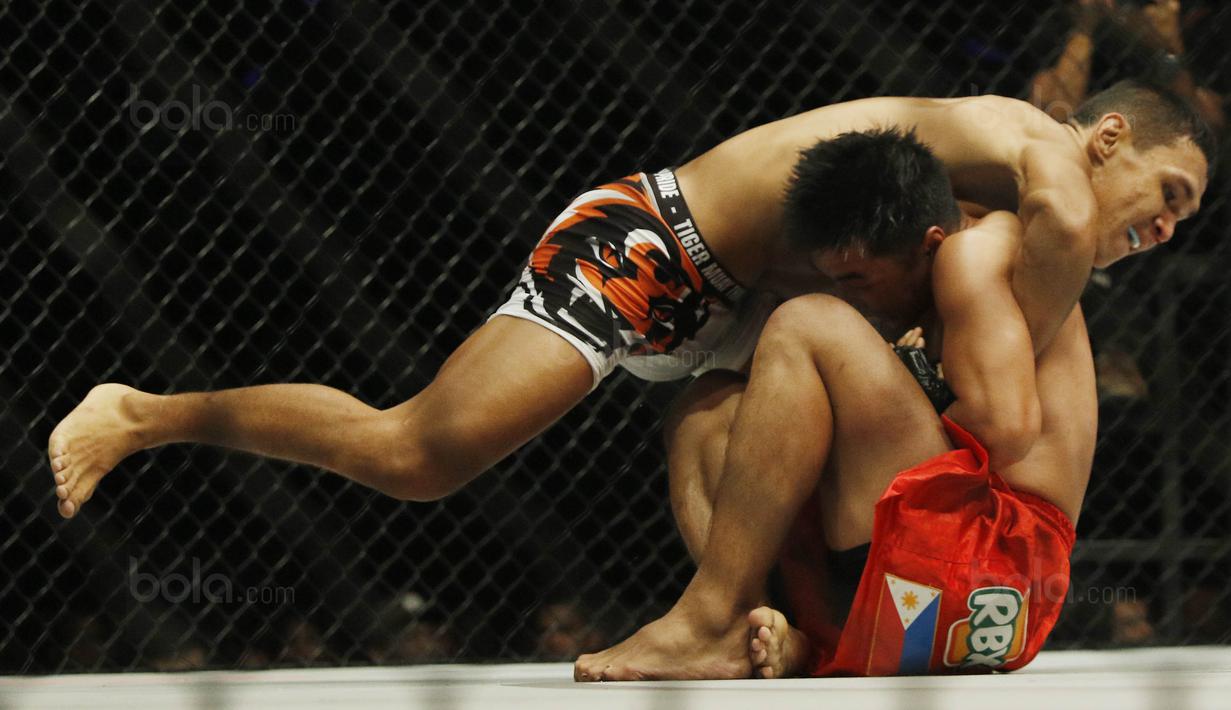 Petarung Kazakhstan, Kairat Akhmetov, saat melawan petarung Filipina, Geje Eustaquio, pada One Champhionship di JCC, Senayan, Sabtu (16/9/2017). Tampil mendominasi, Kairat Akhmetov, menang poin atas Geje Eustaquio  (Bola.com/M Iqbal Ichsan)