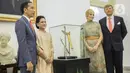 Presiden Joko Widodo didampingi Ibu Negara Iriana dan Raja Belanda Willem Alexander didampingi Ratu Maxima Zorreguieta Cerruti berpose di dekat keris milik Pahlawan Nasional Pangeran Diponegoro yang dikembalikan saat pertemuan di Istana Bogor, Selasa (10/3/2020). (Liputan6.com/Faizal Fanani)