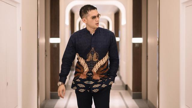 Gaya Rezky Aditya Pakai Batik, Gagah Banget
