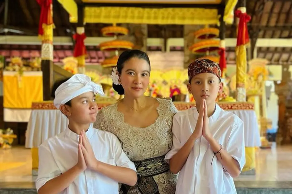 Marcella Zalianty Kenakan Kebaya Putih khas Bali saat Liburan