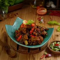 Krengsengan kambing dengan bumbu petis gurih jika suka masak cepat. (Marla_Sela/Shutterstock.com)