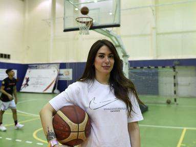 Fatima Reyadh merupakan asisten pelatih wanita untuk klub basket Al Najma yang mana merupakan salah satu tim basket senior putra di Bahrain. (AFP/Mazen Mahdi)