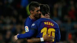 Pemain Barcelona, Lionel Messi merayakan gol rekannya, Paulinho ke gawang Deportivo La Coruna pada pertandingan pekan ke-16 La Liga di Stadion Camp Nou, Senin (18/12). Barcelona menekuk tamunya La Coruna 4-0 lewat dua gol Paulinho. (AP/Manu Fernandez)