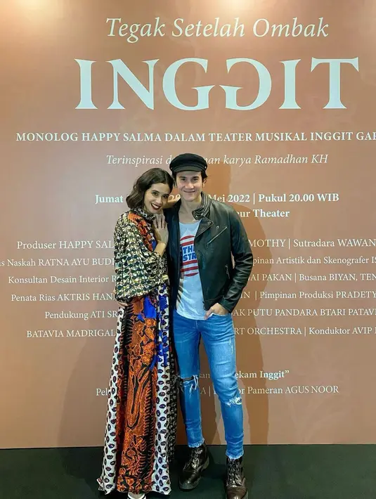 Jadi diri masing-masing dengan cara berpakaian ditunjukkan dalam foto ini. Vino yang senang bergaya rock and roll tampil dengan leather jacket, ribbed jeans, dan boots. Sementara Marsha Timothy memakai maxi dress etnik modern. (Foto: Instagram @marshatimothy)