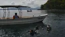 Wisatawan kembali dari selam scuba di lokasi penyelaman di dekat Iboih, pantai populer dan taman wisata di seberang teluk dari Sabang di pulau Weh, provinsi Aceh (6/10/2019). Pulau Weh (atau We) adalah pulau vulkanik kecil yang terletak di barat laut Pulau Sumatra. (AFP Photo/Chaideer Mahyuddin)