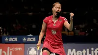 Ratchanok Intanon tunggal puteri asal Thailand menjadi juara setelah mengalahkan Yui Hashimoto dari Jepang di final BCA Indonesia Open Premier Super Series 2015 di Istora Senayan Jakarta. (Bola.com/Peksi Cahyo)