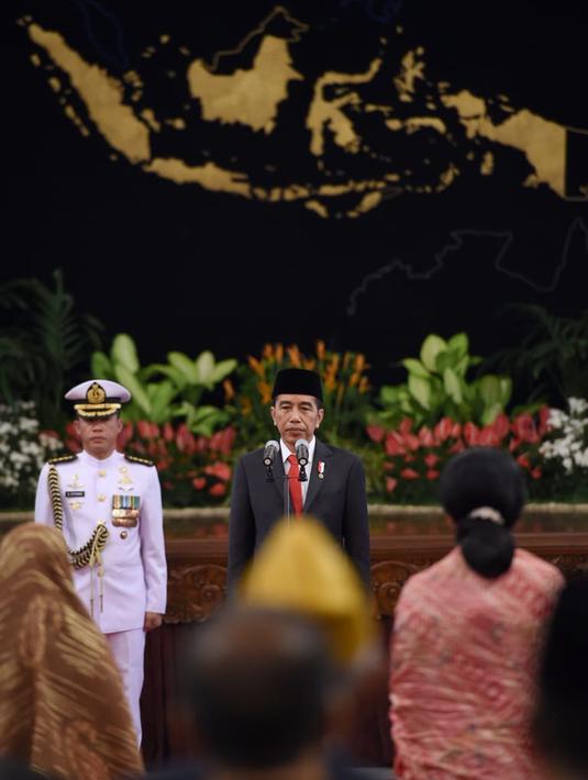 Presiden Joko Widodo saat memberikan gelar Pahlawan Nasional kepada enam tokoh di Istana Negara, Jakarta, Jumat (8/11/2019). Mereka adalah Ruhana Kuddus, Himayatuddin Muhammad Saidi, M Sardjito, Abdul Kahar Mudzakkir, A A Maramis, dan Masjkur. (Foto: Lukas-Biro Pers Sekretariat Presiden)