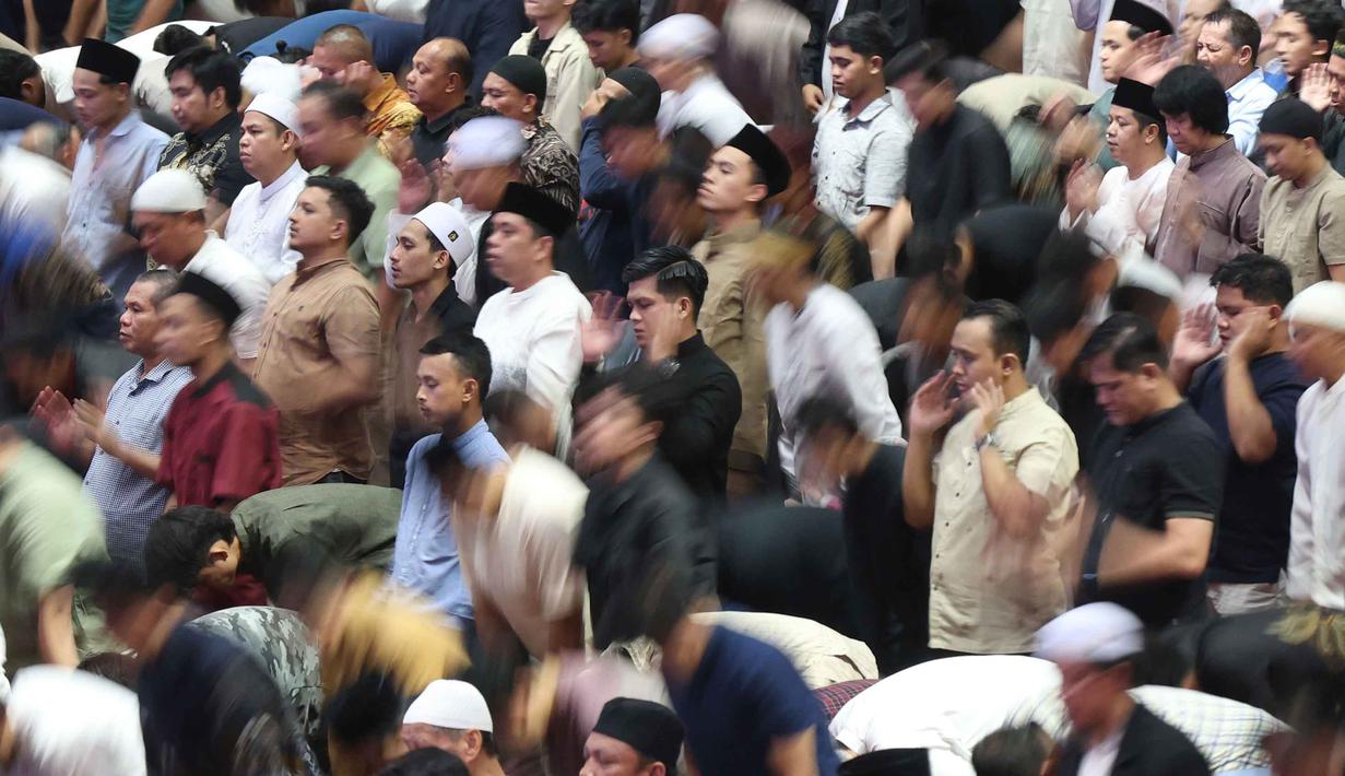 Menteri Agama sekaligus Imam Besar Masjid Istiqlal, Nasaruddin Umar, hadir menjadi penceramah. Tampak dalam foto, umat Muslim saat melaksanakan salat Tarawih perdana Ramadan 1447 Hijriah di Masjid Istiqlal, Jakarta, Rabu 18 Februari 2026. (Kapanlagi.com/Budy Santoso)