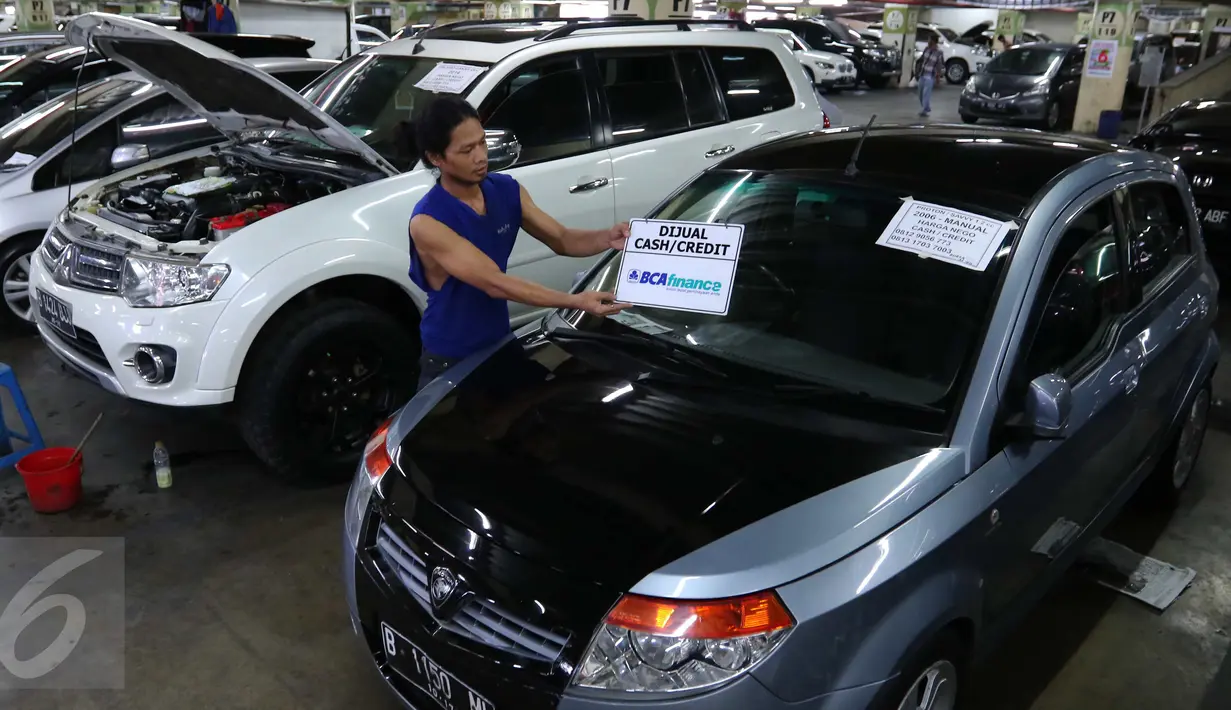 Penjual mobil bekas saat menawarkan dagangannya di kawasan WTC Mangga Dua, Jakarta, Jumat (10/6). Hal ini dikarenakan banyaknya dealer mobil baru yang menurunkan harga dan menggelar diskon besar-besaran. (Liputan6.com/Angga Yuniar)