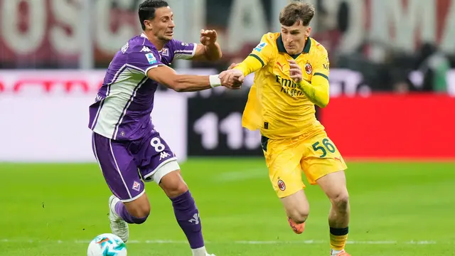 Pemain Fiorentina, Rolando Mandragora (kiri), berebut bola dengan pemain AC Milan, Alexis Saelemaekers