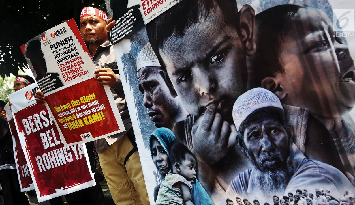 Komite Nasional Solidaritas Rohingya menggelar aksi di depan Kantor Duta Besar Myanmar, Jakarta, Rabu (5/12). Massa mengutuk kekerasan terhadap etnis Rohingya yang dilakukan oleh pemerintah Myanmar. (Liputan6.com/JohanTallo)