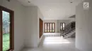 Bagian dalam rumah mewah milik mantan Presiden PKS, Luthfi Hasan Ishaaq, yang berada di Lenteng Agung, Jakarta, Rabu (11/10). Rumah dengan luas tanah kurang lebih 441 meter persegi itu dijual dengan harga Rp 2.965.171.000. (Liputan6.com/Immanuel Antonius)