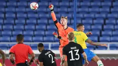 Florian Muller bisa dikatakan salah satu penjaga gawang terbaik di laga pembuka. Ia membuat delapan penyelamatan sepanjang 90 menit pertandingan, dan menjadikannya kiper dengan penyelamatan terbanyak di matchday pertama Olimpiade 2020. (Foto: AFP/Yoshikazu Tsuno)
