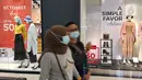 Pengunjung melintas di salah satu pusat perbelanjaan di Tangerang, Jumat, (23/10/2020). Menurut Badan Pusat Statistik (BPS), di sepanjang kuartal III-2020, Indeks Harga Konsumen (IHK) mencatat deflasi tiga bulan berturut-turut. (Liputan6.com/Angga Yuniar)