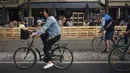 Orang-orang bersepeda di Paris, Prancis, Sabtu (5/6/2021). Jumlah kasus baru COVID-19 di Prancis semakin menurun. (AP Photo/Lewis Joly)