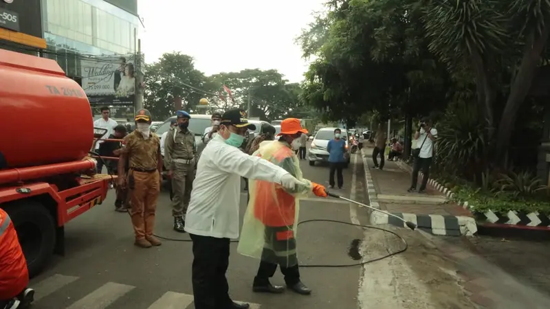 Penyemprotan disinfektan di Kota Tangerang, Jumat (20/3/2020). (Liputan6.com/ Pramita Tristiawati)