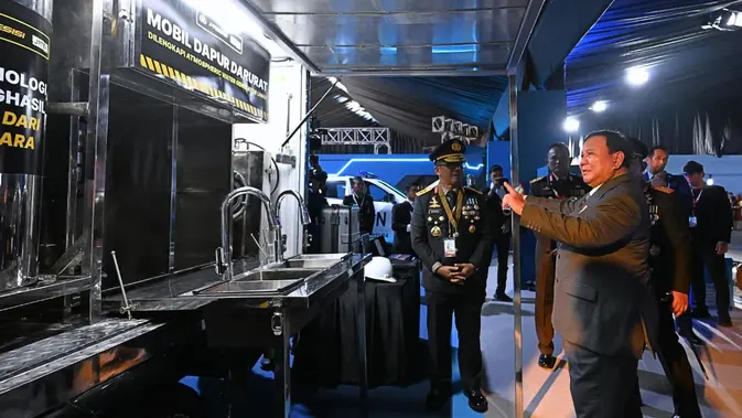 Momen Prabowo Lihat Teknologi Buatan Lokal di Pameran Bhayangkara