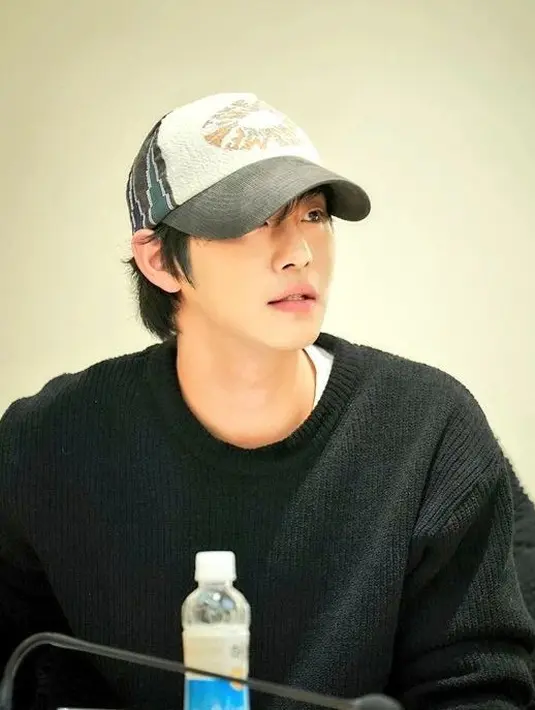 Tak hanya Lee Min Ho, aktor Ahn Hyo Seop juga akan tampil di Omniscient Reader's Viewpoint. Pesonanya saat pembacaan naskah pertama juga tak diragukan lagi, Ahn Hyo Seop mengenakan sweater rajut berwarna hitam. [Foto: Instagram/jisoo_index3]