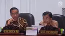 Ekspresi Presiden Joko Widodo (kiri) dan Wapres Jusuf Kalla saat memimpin rapat terbatas di Kantor Presiden, Jakarta, Senin (29/4/2019). Rapat dihadiri Kepala Bappenas Bambang Brodjonegoro, Mendag Enggartiasto Lukita, Menko Polhukam Wiranto, dan Menhan Ryamizard Ryacudu. (Liputan6.com/HO/Radi)