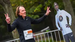 Seorang pelari berpose sebelum kompetisi Vienna City Marathon (VCM) Tribute to Eliud - Vienna Race di Wina, Austria (12/10/2020). Eliud Kipchoge mencatatkan waktu kurang dari dua jam, atau satu jam 59 menit 40 detik. (Xinhua/Guo Chen)