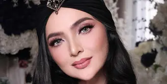 Kulit wajah Ashanty tampak begitu mulus dengan hasil akhir soft matte yang tetap terlihat sehat dan bercahaya. [@ashanty_ash].